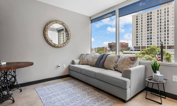 Downtown Kansas City Apartment | Downtown KC 1BR City Views GYM/Basketball