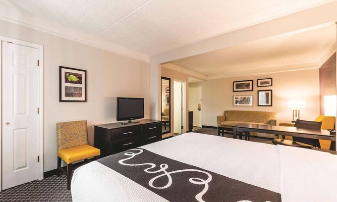 San Antonio Hotel | Downtown King Studio Getaway, Pet-Welcome, Near Hemisfair Plaza