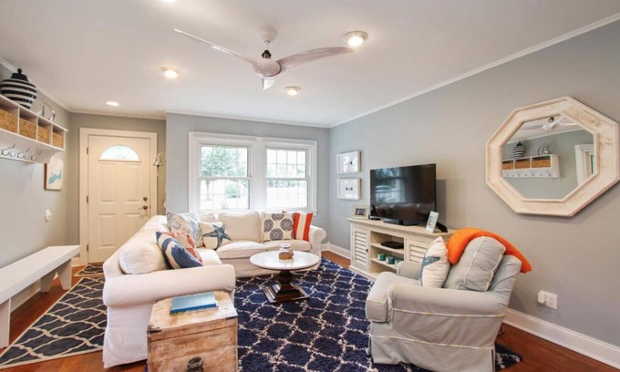 Lake Geneva House | Downtown Lake Geneva GEM