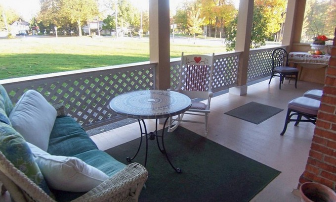 Lake Geneva House | DOWNTOWN LAKE GENEVA 4 BR/4 BA House sleeps 15