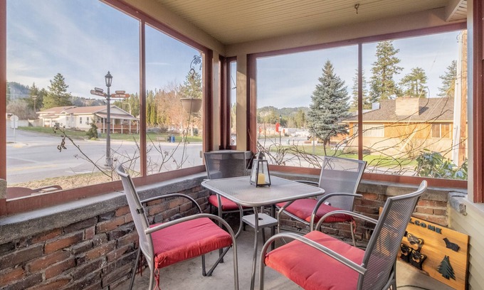 Leavenworth House | Downtown Leavenworth In the Middle of it all!
