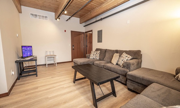 Minocqua Condo | Downtown Minocqua 3-Bedroom Condo! Sleeps up to 9!