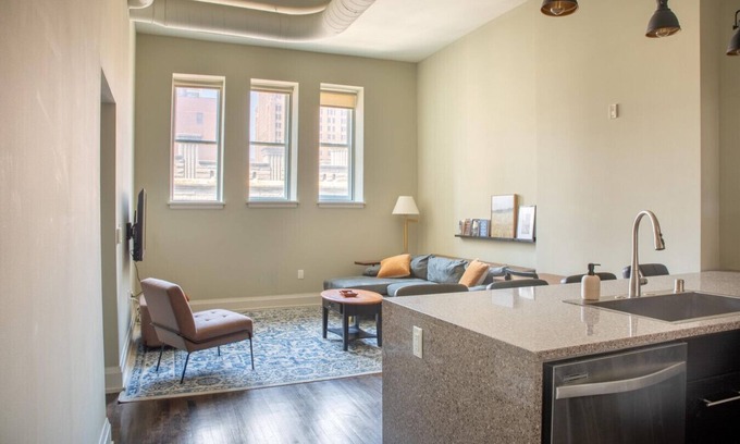 East Town Apartment | Downtown Modern 2BR Loft
