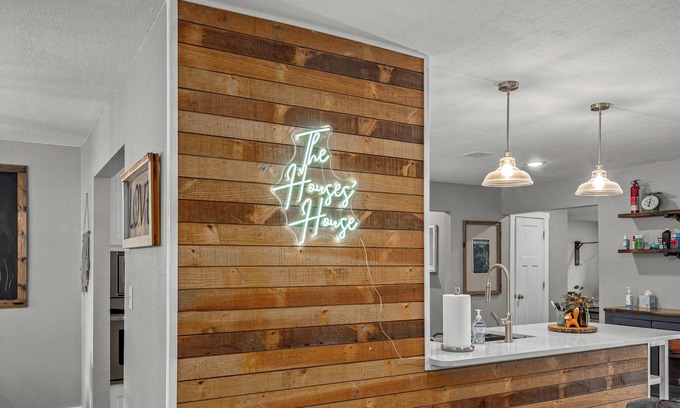 Bentonville House | Downtown, museums, MTB, & more! 4BR/3.5BT, pickleball, basketball, & game room!