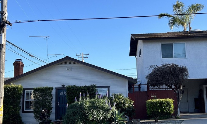 Encinitas Cottage | Downtown Old Encinitas beach house. Next to beaches, restaurants and shops.