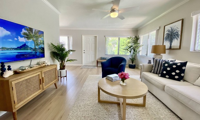 Old Naples Condo | Downtown Old Naples 2 Bed - One block from 3rd Street & 4 blocks to the Beach