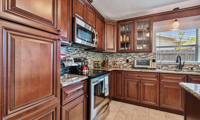 Palm Harbor House | Downtown Palm Harbor Sunshine Retreat w/Heated Pool & Game Room