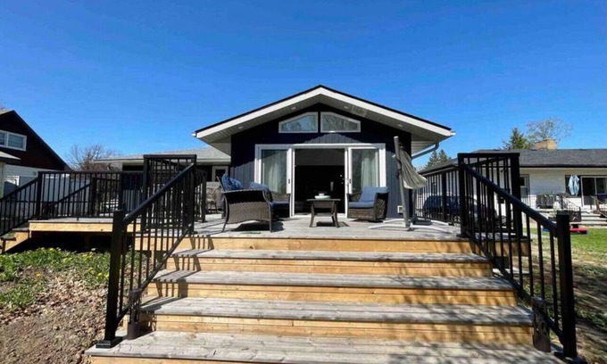 Prince Edward House | Downtown Picton, newly renovated - Dog/EV friendly