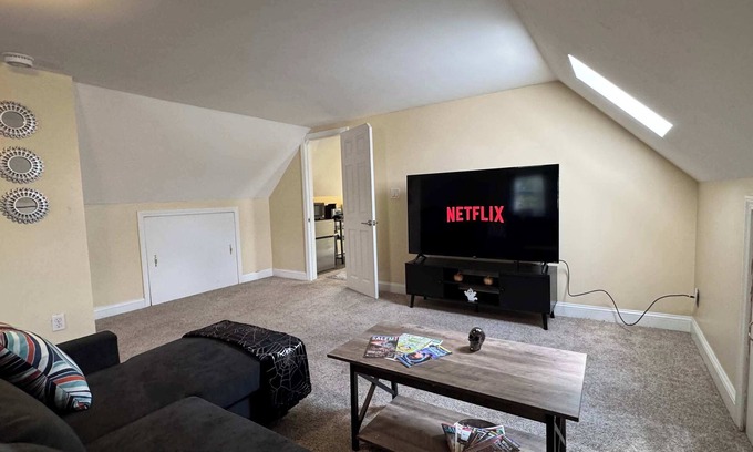 Salem Apartment | Downtown Salem Retreat 2BD 3rd Floor