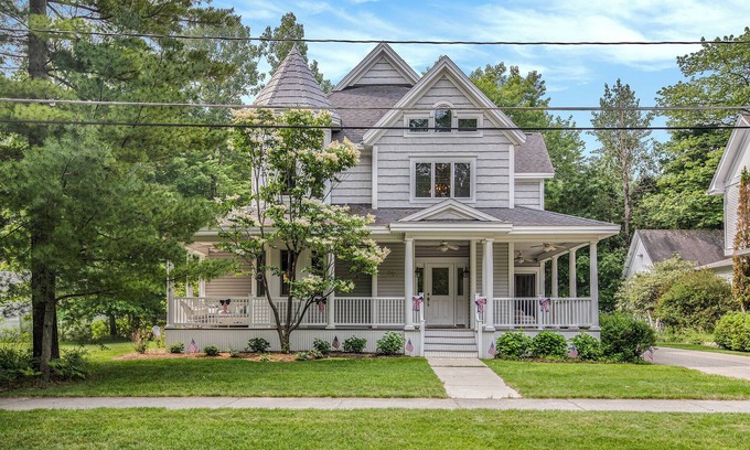 Harbor Springs House | Downtown! Shopping, restaurants and close to ski hills! Sleeps 8.