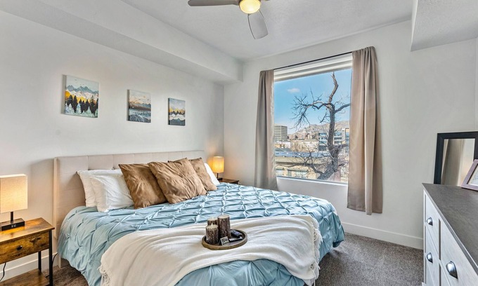Downtown Salt Lake City Apartment | Downtown SLC, City View Apartment/hottub/Pool/Free Wifi/Workspace/garage