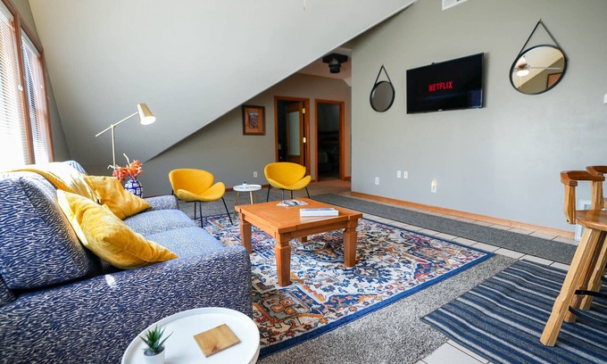 Downtown Salt Lake City House | Downtown SLC Loft by TRAX, Delta Center, Salt Palace, Temple, and Airport!