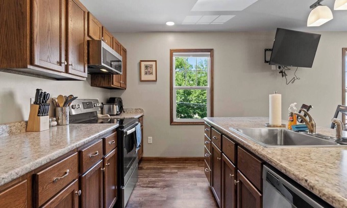 West Central Apartment | Downtown Studio with Jacuzzi & Game Room