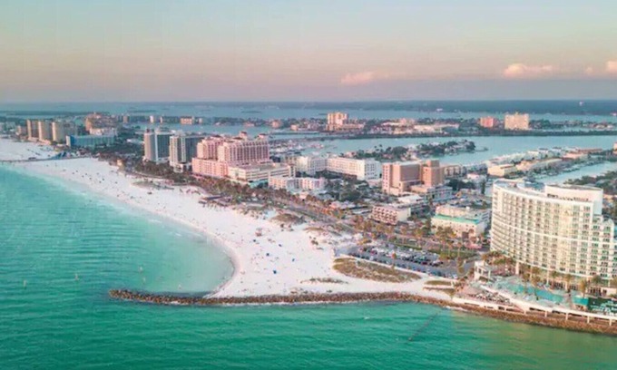 Courier City - Oscawana Apartment | Downtown Top floor suite - Pool/Gym/Free Parking