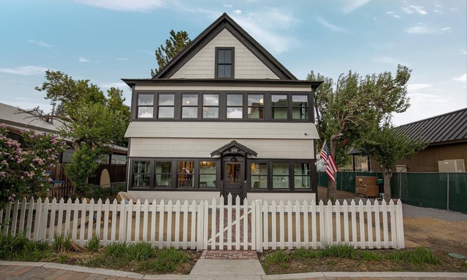 Truckee House | Downtown Truckee Luxury 6-bedroom house in Truckee. Spacious and Walkable!