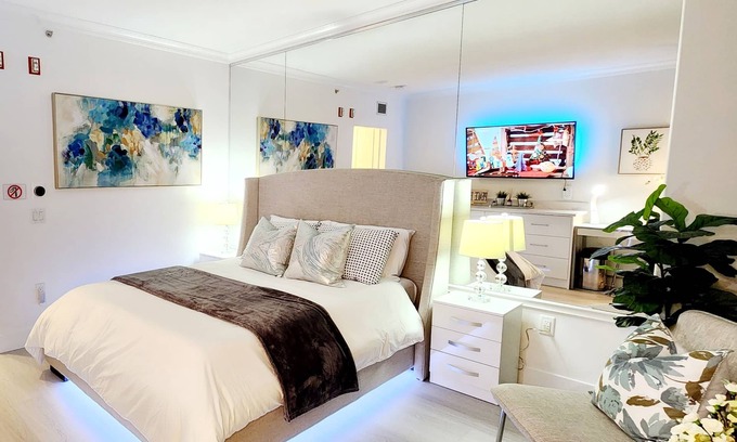 Central Apartment | Downtown Vancouver Bright & Modern Room @ the Executive Hotel Le Soleil Building