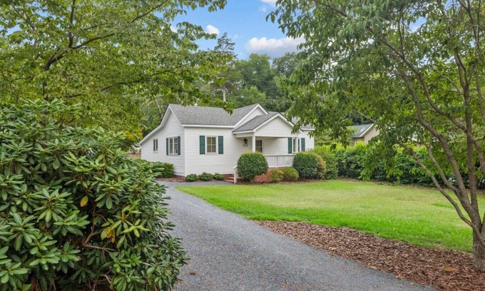 Old Town House | Downtown Village of Pinehurst 2BR/2BA