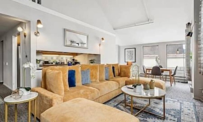 The Loop Condo | Downtown Vintage Group Lofts - Sleep 25