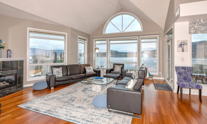 Central Okanagan Condo | Downtown Waterfront Top Floor Suite - Spectacular View - Discovery Bay