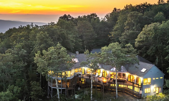 Nellysford Ski Chalet | Dragon's Back, 9BR 10BA in Wintergreen