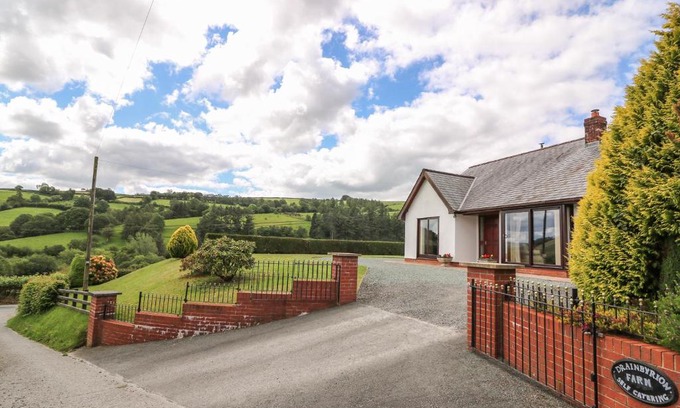 Llanidloes House | Drainbyrion Farm House