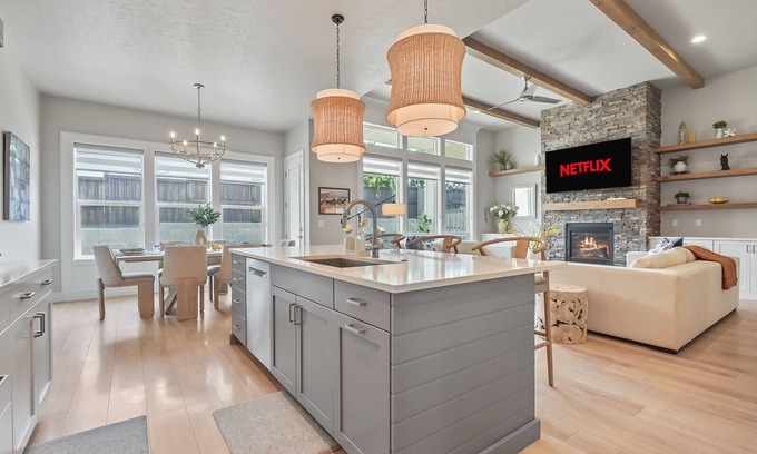 Meridian House | Dream Home! 4bed 3 bath + office