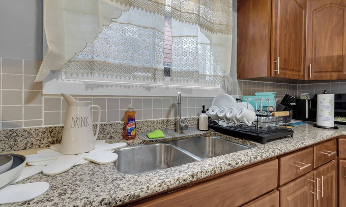Niagara Falls House | Dream House 3-bedroom house with AC and WiFi Near Niagara Falls