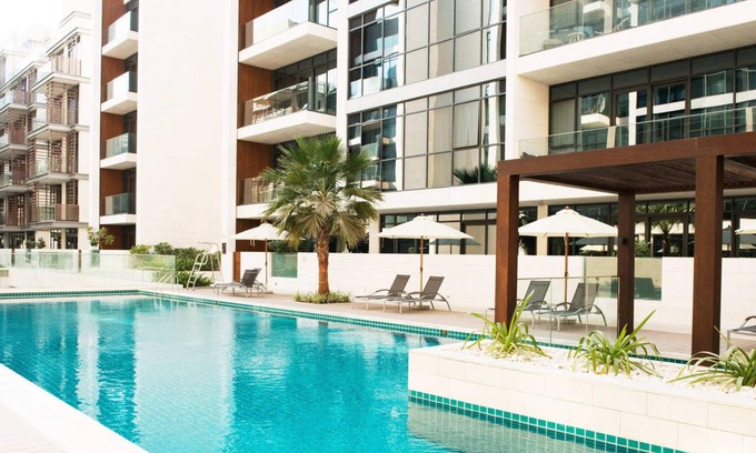 Jumeira 3 Apartment | Dream Inn - Elegant Four-Bedroom Apartment with balcony