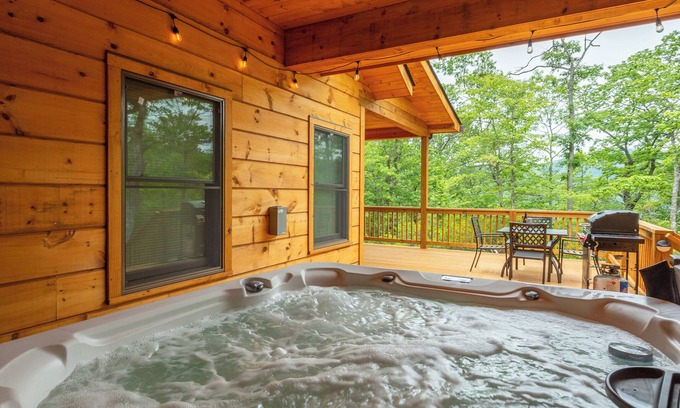 Black Mountain Cabin | Dream Mtn Hideaway! Hot Tub+Fire Pit+Grill, WiFi, Hiking, Nearby AVL & Blk Mtn!
