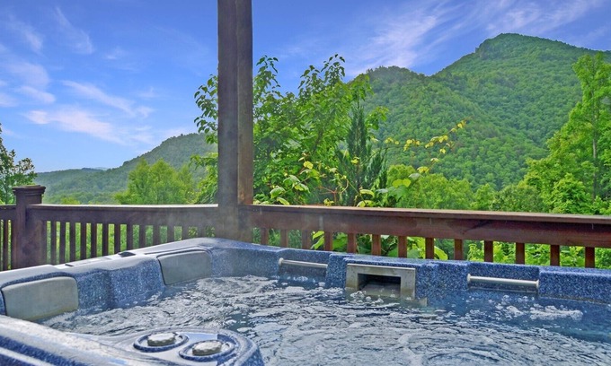 Bryson City Cabin | Dreamcatcher - Free Tour Tix - secluded - Fire Pit and Outdoor Bed Swing