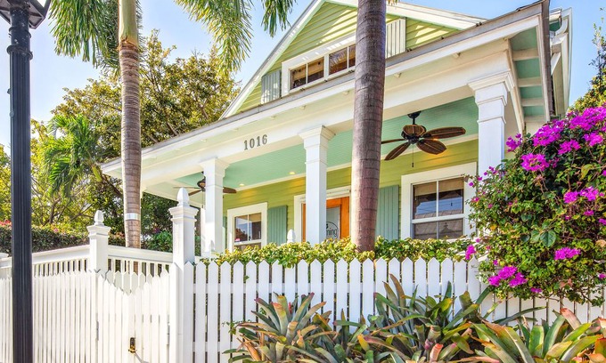 Old Town House | ~DREAMING ON DUVAL~ Luxury 5 Bed, 4.5 Bath & Private Pool- As seen on HGTV