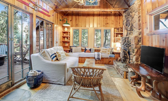 Pine Cove Cabin | Dreamy lofted cabin with private sauna, wood fireplace & stoves - dog-friendly