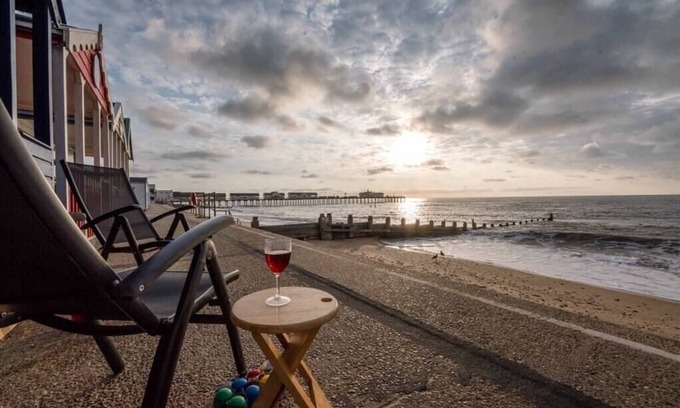 Southwold Apartment | Driftwood Beach Hut, Southwold