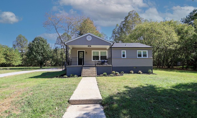 Henry Cottage | Driftwood Cottage- Smith River Fly Fishing retreat