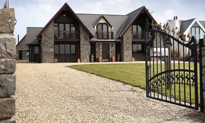 Crynant House | Driftwood House in the beautiful Gower