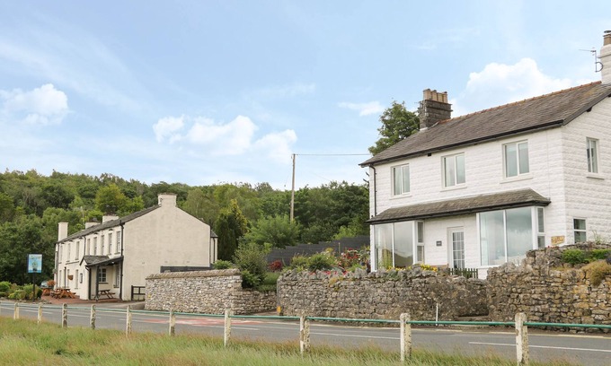 Milnthorpe Cottage | DRIFTWOOD, pet friendly, with a garden in Sandside