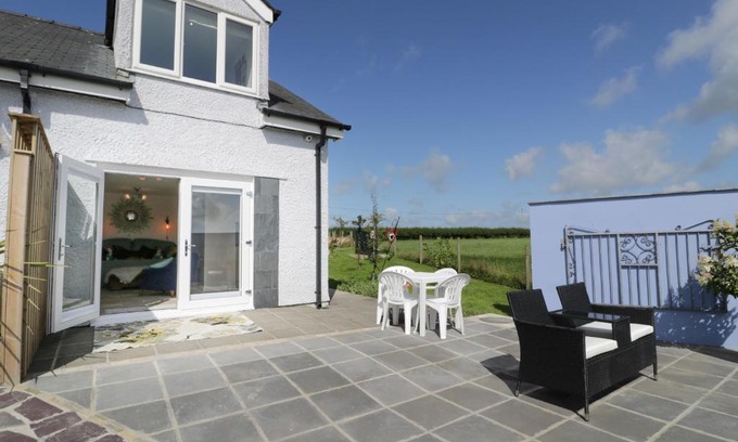 Llanerchymedd House | Drws y Gorlan