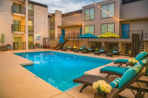 Dallas Apartment | DT DFW Chic Free Parking and Pool In Medical District