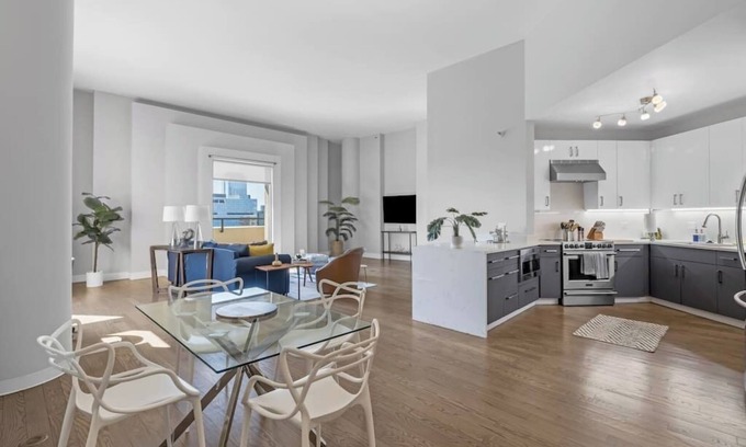 The Loop Condo | DTown Penthouse - 4bd/4ba (+Parking + Gym + Pool)