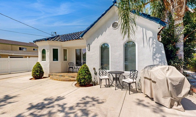 Santa Ana Heights House | Dual homes with 2 full kitchens, fast WiFi, fireplace, & patio - dog-friendly