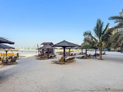Palm Jumeirah Apartment | Dubai Stay with Pool, Gym, Beach Access Near Dining and Shops Too