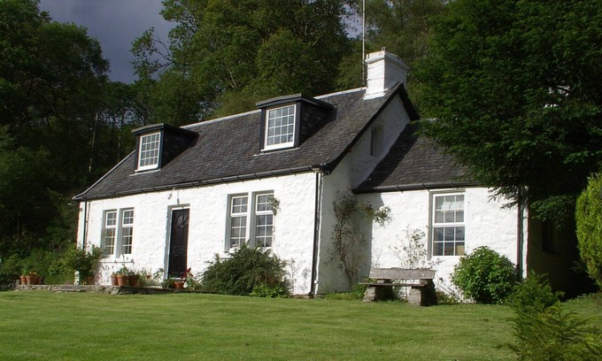 Kilcreggan Cottage | Dubh Loch Cottage on the banks of Loch Lomond. Large garden. EV charging point