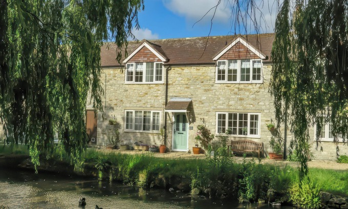 Weymouth Cottage | DUCK COTTAGE, pet friendly, with open fire in Sutton Poyntz