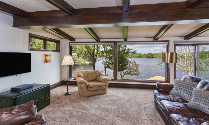 Duluth House | DULUTH LAKE HOME GREAT FAMILY GATHERING ON BEAUTIFUL LAKE INCLUDING A DOCK.