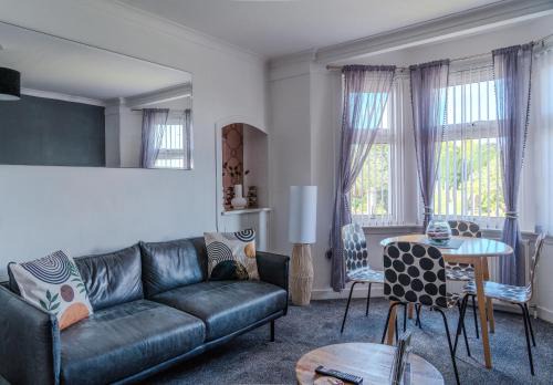 Dundee Apartment | Dundee themed apartment with free parking