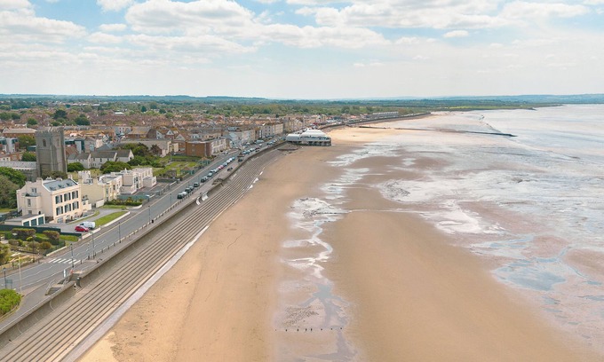 Burnham-on-Sea Apartment | Duneside - 2 Bedroom Seafront Apartment - Burnham on Sea - Free Parking Sleeps 6