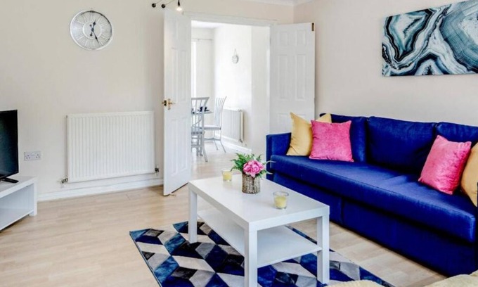 Luton House | Dunraven Spacious 3 Bedroom 2 Bathroom House with garden