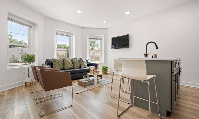 Paterson Apartment | Duplex 3BR Sleeps 10/Parking+Laundry Near NYC