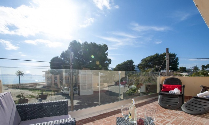 Alcudia Ski Chalet | Duplex Apartment with WIFI, AC and garden in front of the beach, Port d'Alcudia.