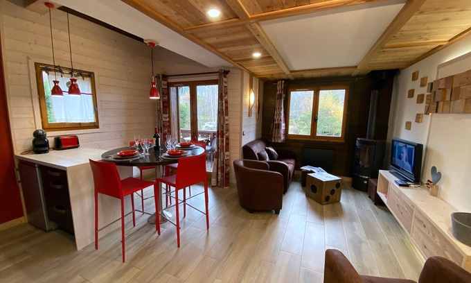 Les Praz-de-Chamonix Apartment | Duplex chalet with wood stove, parking and WiFi